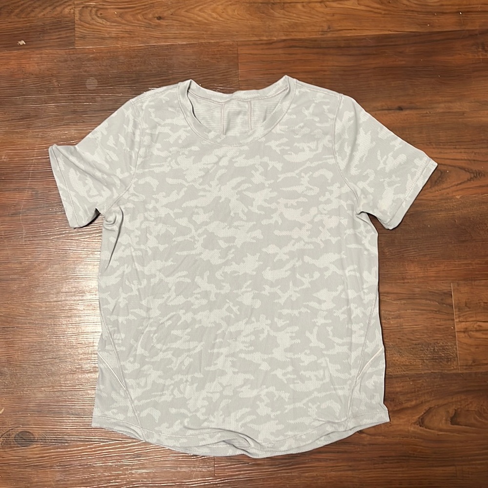 Light gray/white Lululemon tee